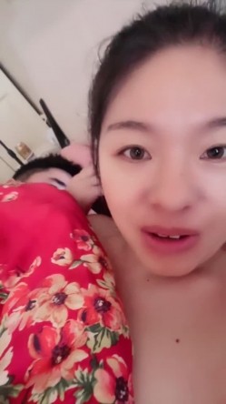 超反差眼镜少妇【95全能阿姨】体制内夫妻下海赚外快，疯狂舔脚性爱，真实爽死 截图5
