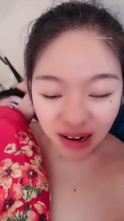 超反差眼镜少妇【95全能阿姨】体制内夫妻下海赚外快，疯狂舔脚性爱，真实爽死 截图6