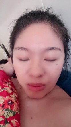 超反差眼镜少妇【95全能阿姨】体制内夫妻下海赚外快，疯狂舔脚性爱，真实爽死 截图8