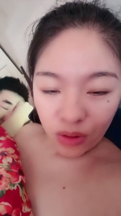 超反差眼镜少妇【95全能阿姨】体制内夫妻下海赚外快，疯狂舔脚性爱，真实爽死 截图10