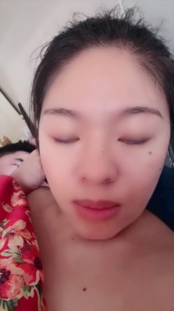 超反差眼镜少妇【95全能阿姨】体制内夫妻下海赚外快，疯狂舔脚性爱，真实爽死 截图11