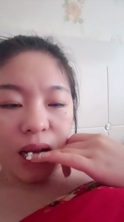 超反差眼镜少妇【95全能阿姨】体制内夫妻下海赚外快，疯狂舔脚性爱，真实爽死 截图16