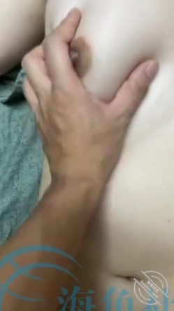 女儿终于叫的骚了，摸着女儿的胸，无套肏女儿 截图1