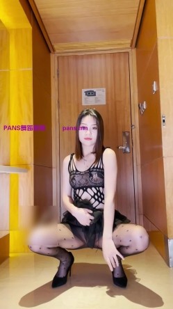 《最新顶流重磅》高人气PANS极品反差小姐姐【淘淘】高端定制~白丝黑丝多套情趣制服露点摇摆挑逗 截图3