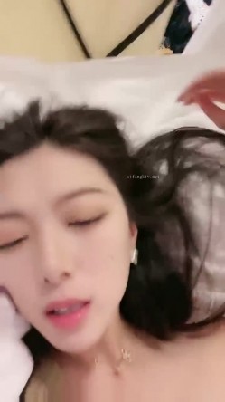 【强烈推荐 ️一饱眼福】人气高颜女神『奶球』携保时捷车模闺蜜下海捞金 两姐妹天天轮番被干 无套内射 全裸出镜 截图13