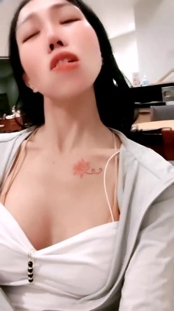 骚逼少妇【番茄】极品白虎一线天，诱人的小肉缝，户外道具自慰潮喷，逼塞道具探店 截图3