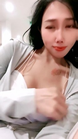 骚逼少妇【番茄】极品白虎一线天，诱人的小肉缝，户外道具自慰潮喷，逼塞道具探店 截图4