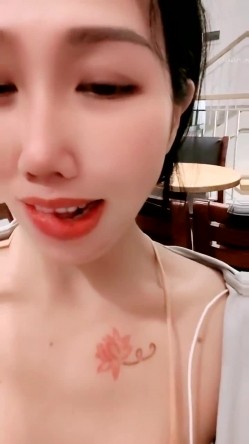 骚逼少妇【番茄】极品白虎一线天，诱人的小肉缝，户外道具自慰潮喷，逼塞道具探店 截图13