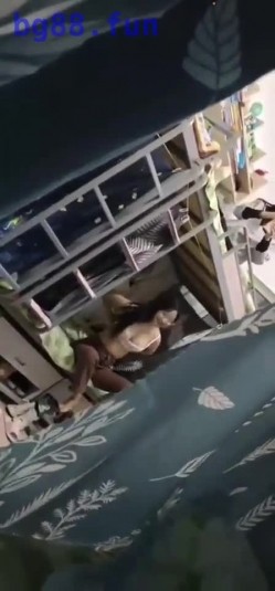 【某某门事件】女室友偷拍年轻妹子宿舍，一众妹子春光乍泄，专门坑室友，似乎还是直播，牛逼！ 截图1