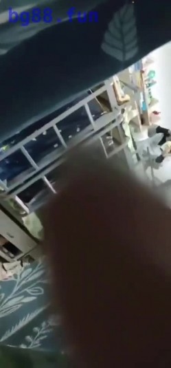 【某某门事件】女室友偷拍年轻妹子宿舍，一众妹子春光乍泄，专门坑室友，似乎还是直播，牛逼！ 截图2