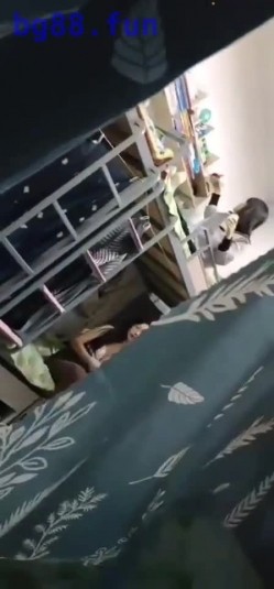 【某某门事件】女室友偷拍年轻妹子宿舍，一众妹子春光乍泄，专门坑室友，似乎还是直播，牛逼！ 截图3