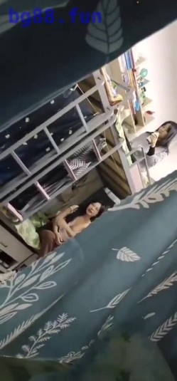 【某某门事件】女室友偷拍年轻妹子宿舍，一众妹子春光乍泄，专门坑室友，似乎还是直播，牛逼！ 截图4