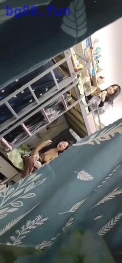 【某某门事件】女室友偷拍年轻妹子宿舍，一众妹子春光乍泄，专门坑室友，似乎还是直播，牛逼！ 截图5
