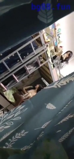 【某某门事件】女室友偷拍年轻妹子宿舍，一众妹子春光乍泄，专门坑室友，似乎还是直播，牛逼！ 截图6