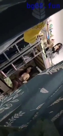 【某某门事件】女室友偷拍年轻妹子宿舍，一众妹子春光乍泄，专门坑室友，似乎还是直播，牛逼！ 截图7