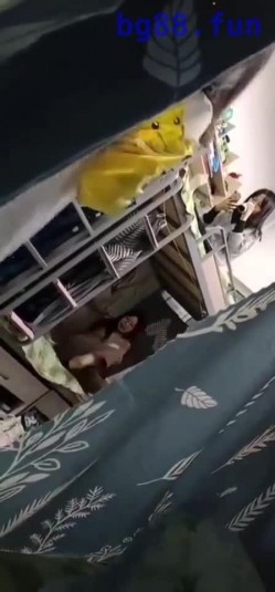 【某某门事件】女室友偷拍年轻妹子宿舍，一众妹子春光乍泄，专门坑室友，似乎还是直播，牛逼！ 截图8