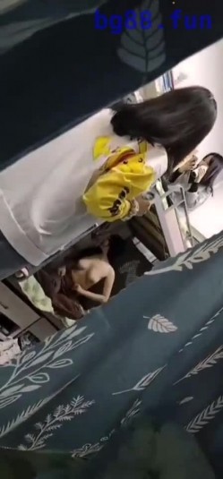 【某某门事件】女室友偷拍年轻妹子宿舍，一众妹子春光乍泄，专门坑室友，似乎还是直播，牛逼！ 截图9