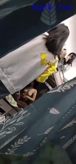 【某某门事件】女室友偷拍年轻妹子宿舍，一众妹子春光乍泄，专门坑室友，似乎还是直播，牛逼！ 截图10
