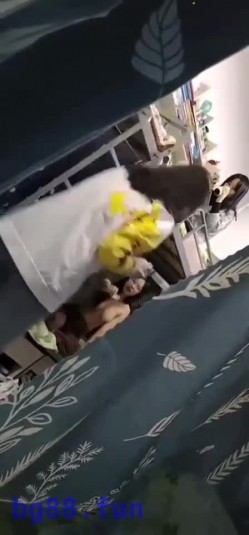 【某某门事件】女室友偷拍年轻妹子宿舍，一众妹子春光乍泄，专门坑室友，似乎还是直播，牛逼！ 截图11