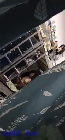 【某某门事件】女室友偷拍年轻妹子宿舍，一众妹子春光乍泄，专门坑室友，似乎还是直播，牛逼！ 截图13