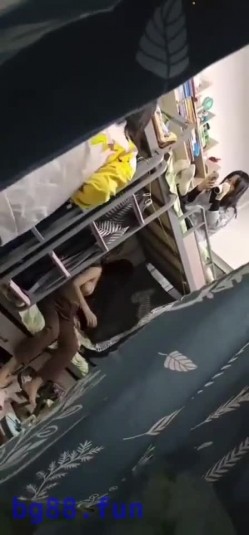 【某某门事件】女室友偷拍年轻妹子宿舍，一众妹子春光乍泄，专门坑室友，似乎还是直播，牛逼！ 截图14