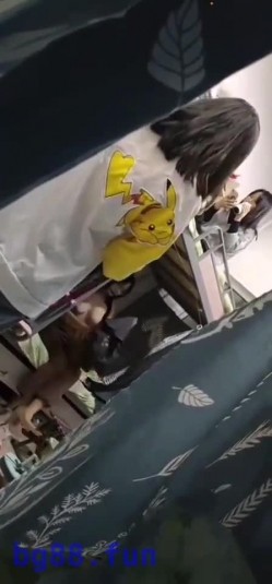 【某某门事件】女室友偷拍年轻妹子宿舍，一众妹子春光乍泄，专门坑室友，似乎还是直播，牛逼！ 截图15