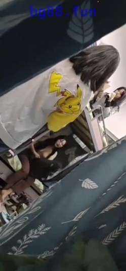 【某某门事件】女室友偷拍年轻妹子宿舍，一众妹子春光乍泄，专门坑室友，似乎还是直播，牛逼！ 截图16
