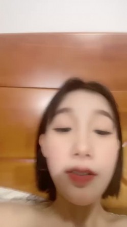 无敌身材短发美少女！腰细胸大完美！居家操逼撸点极高，带上眼镜骑乘位，两个大奶直晃动，极度诱惑 截图11