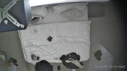 酒店上帝视角偷拍女友换上情趣睡衣后被小伙用超长大黑牛狂怼骚逼 截图2
