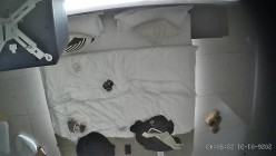 酒店上帝视角偷拍女友换上情趣睡衣后被小伙用超长大黑牛狂怼骚逼 截图3