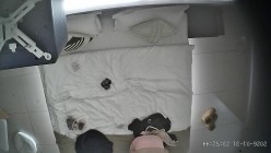 酒店上帝视角偷拍女友换上情趣睡衣后被小伙用超长大黑牛狂怼骚逼 截图14