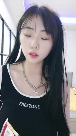 00后超级胸【紫惜姐姐】大奶子可以砸死人，粉色大乳晕狂捏巨乳，抖奶掰穴，跳蛋磨蹭骚穴 截图2