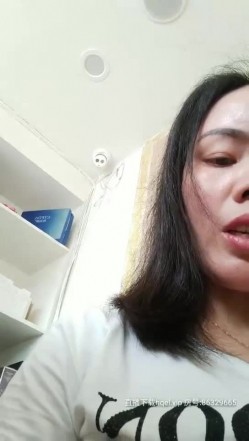 骚气熟女前台上班中跳蛋自慰诱惑，撩起衣服露奶子开裆裤桌子下跳蛋塞入，快速扣弄非常刺激 截图3