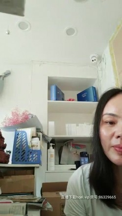 骚气熟女前台上班中跳蛋自慰诱惑，撩起衣服露奶子开裆裤桌子下跳蛋塞入，快速扣弄非常刺激 截图5