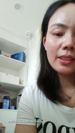 骚气熟女前台上班中跳蛋自慰诱惑，撩起衣服露奶子开裆裤桌子下跳蛋塞入，快速扣弄非常刺激 截图7
