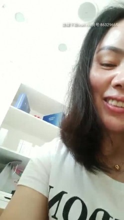 骚气熟女前台上班中跳蛋自慰诱惑，撩起衣服露奶子开裆裤桌子下跳蛋塞入，快速扣弄非常刺激 截图9