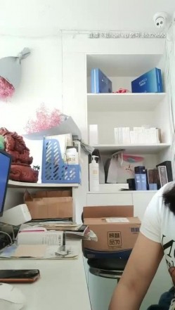 骚气熟女前台上班中跳蛋自慰诱惑，撩起衣服露奶子开裆裤桌子下跳蛋塞入，快速扣弄非常刺激 截图10