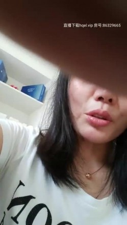 骚气熟女前台上班中跳蛋自慰诱惑，撩起衣服露奶子开裆裤桌子下跳蛋塞入，快速扣弄非常刺激 截图11