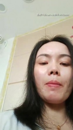 骚气熟女前台上班中跳蛋自慰诱惑，撩起衣服露奶子开裆裤桌子下跳蛋塞入，快速扣弄非常刺激 截图12