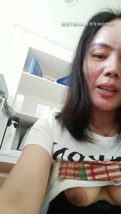 骚气熟女前台上班中跳蛋自慰诱惑，撩起衣服露奶子开裆裤桌子下跳蛋塞入，快速扣弄非常刺激 截图13