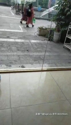 骚气熟女前台上班中跳蛋自慰诱惑，撩起衣服露奶子开裆裤桌子下跳蛋塞入，快速扣弄非常刺激 截图16