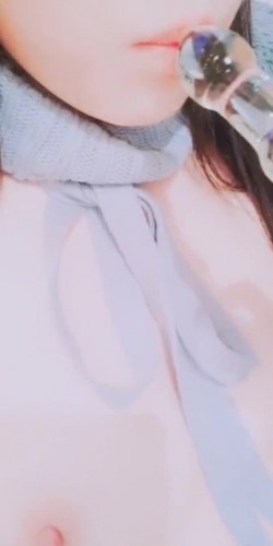 最新价值288元网红少女恶犬大尺度订制作品之网红露背毛衣女神 水晶棒强势插入 高清私拍34P 高清原版无水印 截图6