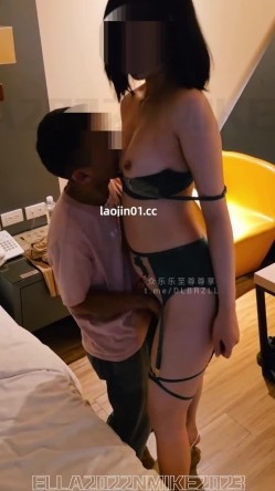 推特极品少妇淫妻，【Ella小骚狐】，约矮个子单男3P，最强视觉系刺激，大长腿好身材，前后夹击高潮 截图1