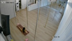 【极品稀缺 ️破解摄像头】钢管舞舞蹈室破解头偷拍 ️身材不错的小姐姐日常练功跳舞 适合高难度动作 截图14