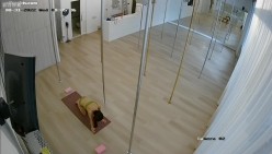 【极品稀缺 ️破解摄像头】钢管舞舞蹈室破解头偷拍 ️身材不错的小姐姐日常练功跳舞 适合高难度动作 截图16