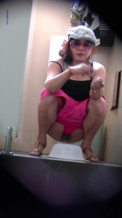 女蹲厕针孔偸拍各种女人方便~有熟女有良家少妇有年轻小姐姐~特写全景逼脸同框 截图1