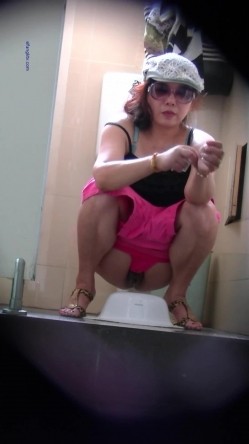 女蹲厕针孔偸拍各种女人方便~有熟女有良家少妇有年轻小姐姐~特写全景逼脸同框 截图2