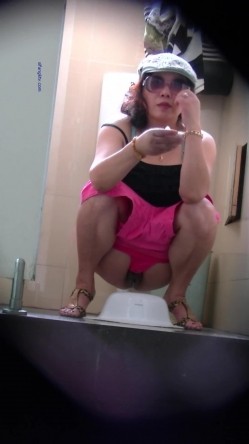 女蹲厕针孔偸拍各种女人方便~有熟女有良家少妇有年轻小姐姐~特写全景逼脸同框 截图3