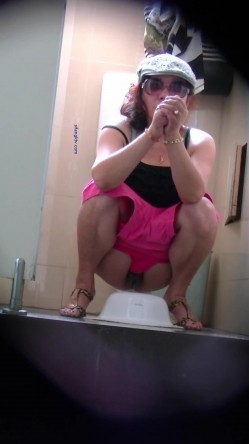 女蹲厕针孔偸拍各种女人方便~有熟女有良家少妇有年轻小姐姐~特写全景逼脸同框 截图6