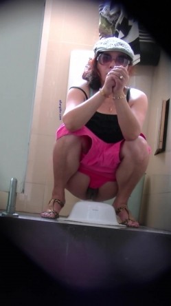 女蹲厕针孔偸拍各种女人方便~有熟女有良家少妇有年轻小姐姐~特写全景逼脸同框 截图7
